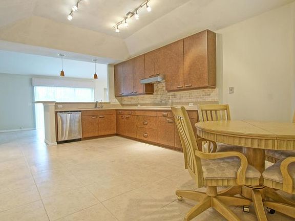 4th image of 1525 SW Abingdon Ave