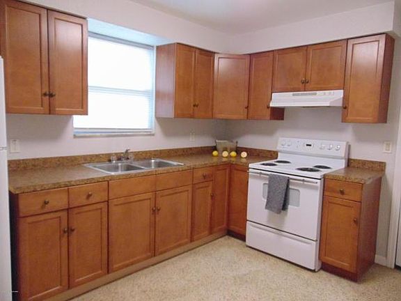 3rd image of 935 N Singleton Ave