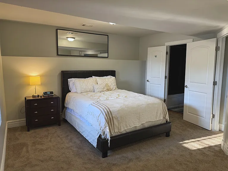 Master Bedroom, Queen Size Bed - Ground Level.