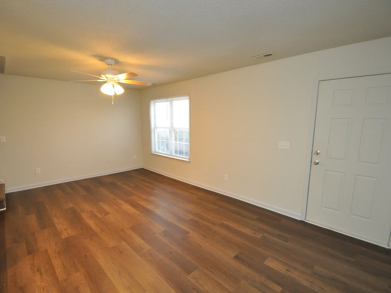 Immaculate 3 Bedroom Raleigh Townhome Available Immediately — Photo 2