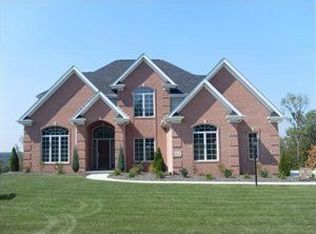 611 Flynn Dr, Coraopolis, PA 15108