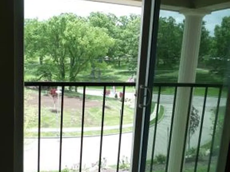 Royal Manor Apartments — Photo 9
