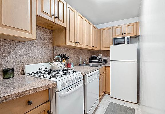3rd image of 165 Christopher St APT 1A