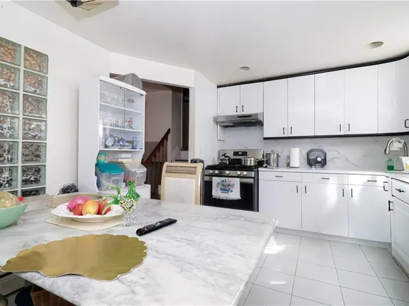 923 East 85th Street image 17 of 21