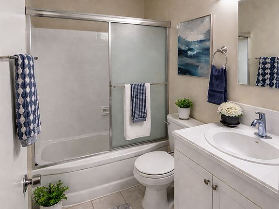 5th image of 2391 Locust Ave #7
