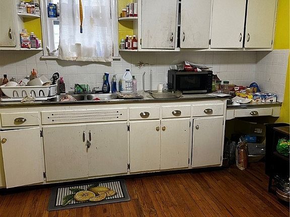 4th image of 10905 Vernon Ave