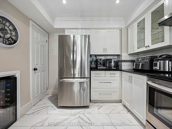 5th image of 100 Arbors Ln #8