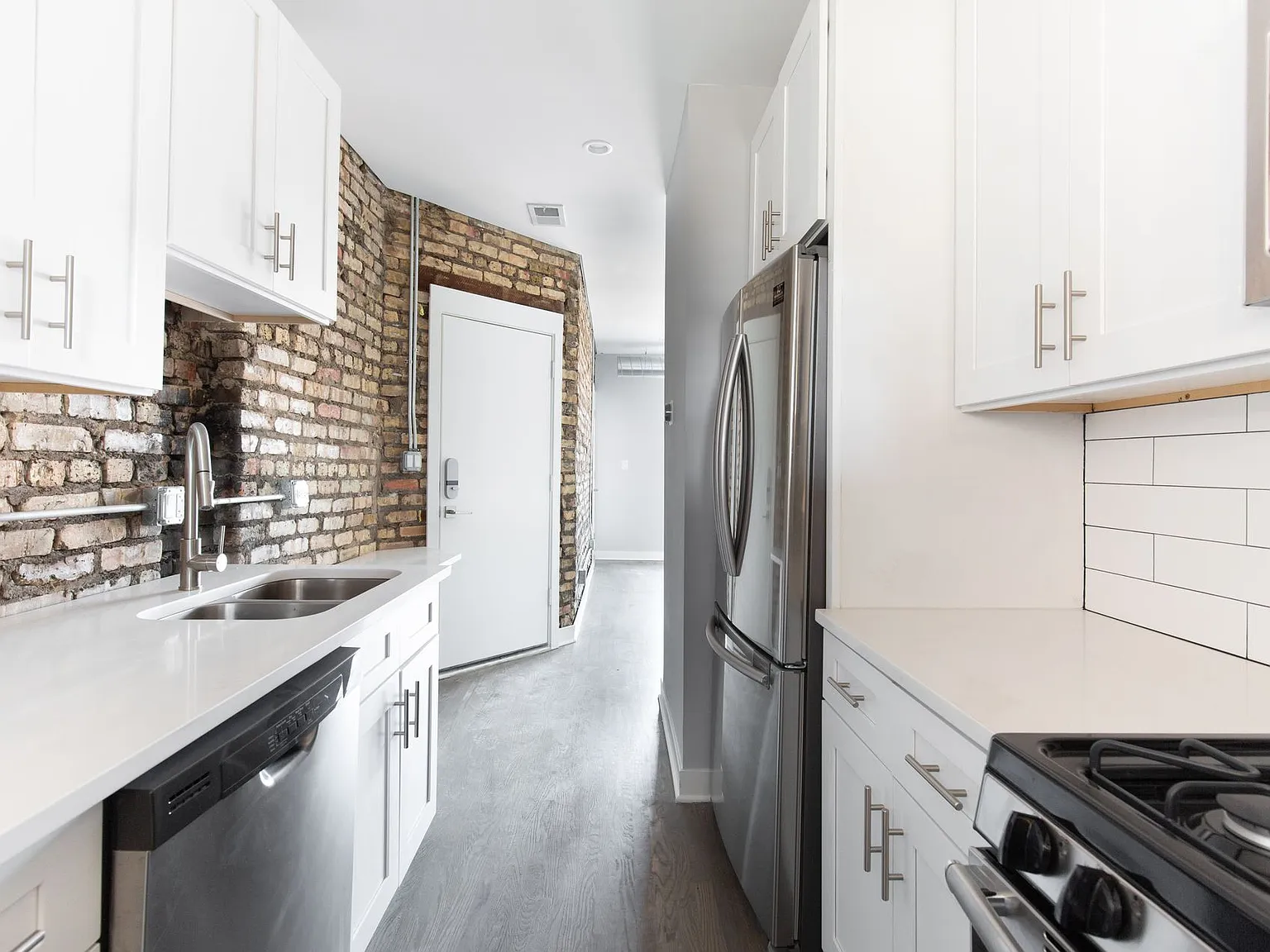 1106 W Newport — Photo 1