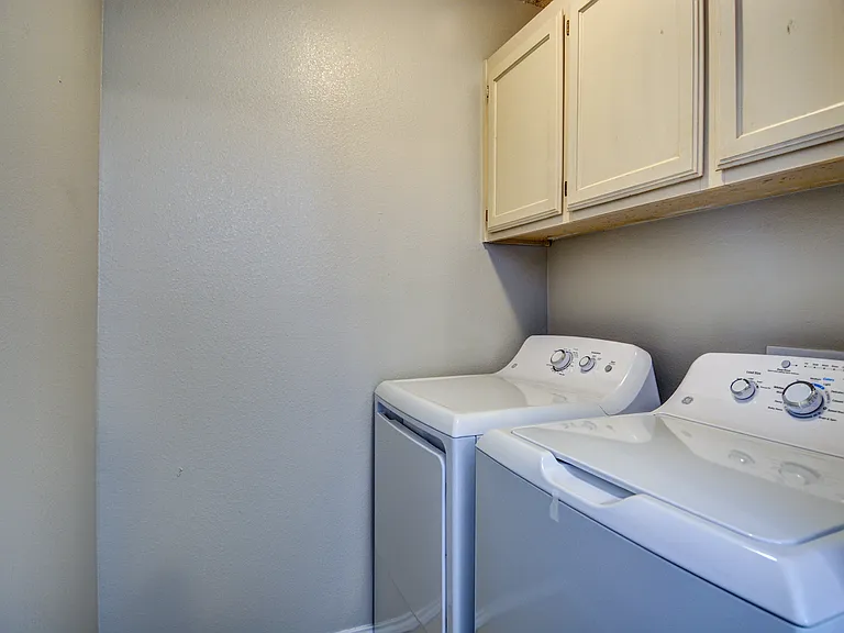 Las Violetas Apartments — Photo 9