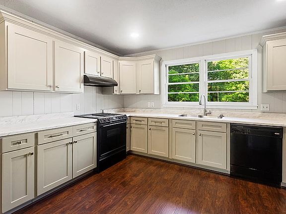 4th image of 104 Northgate St