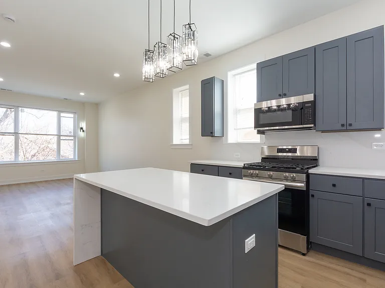 2036 N Hoyne Ave #2 — Photo 4