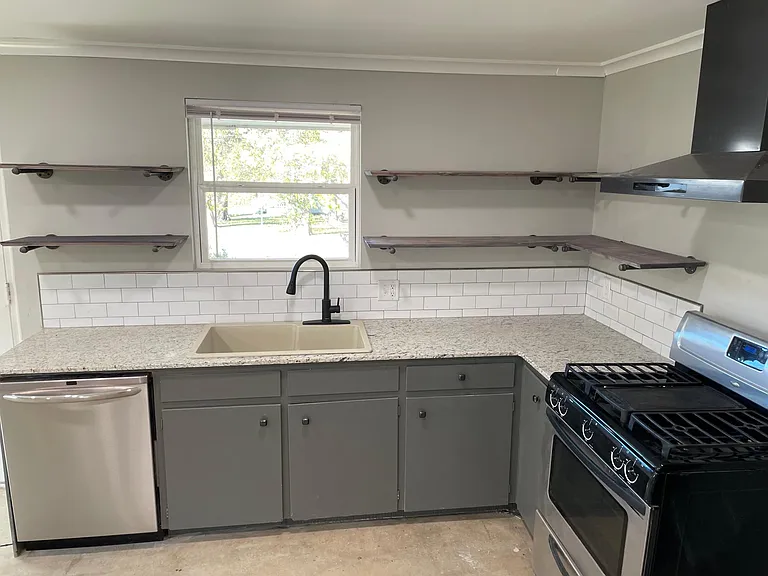 1402 E 12th St #5 — Photo 8
