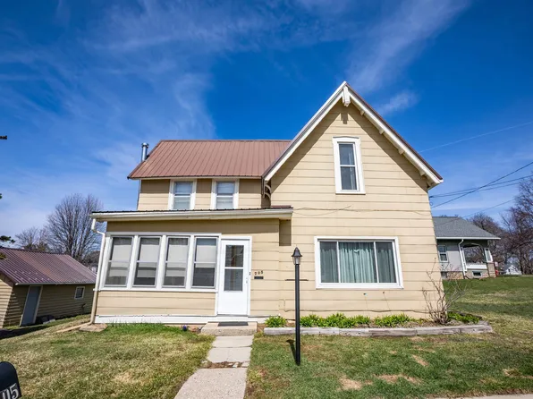705 Fountain St, Mineral Point, WI 53565