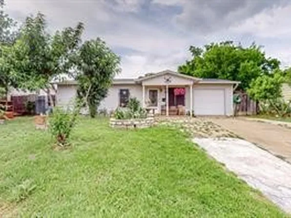 3521 Half Moon Dr, Fort Worth, TX 76111