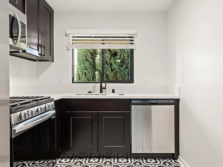 1823 Pelham Ave #7 — Photo 9