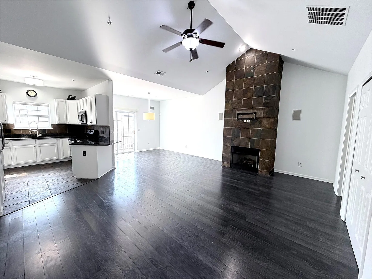 2 bed, 2.0 bath, 1242 sqft, $2,000 — Photo 3