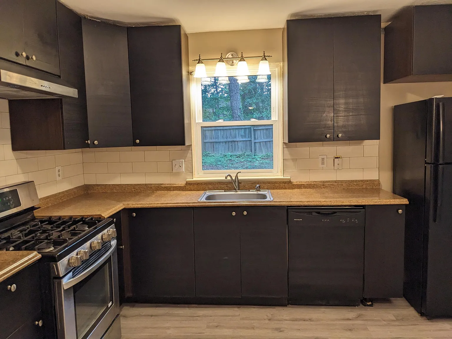 4 bed, 2.5 bath, 1952 sqft, $2,700 — Photo 4