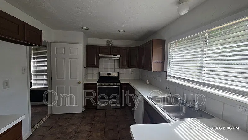 4 bed, 2.5 bath, 2093 sqft, $2,200 — Photo 4