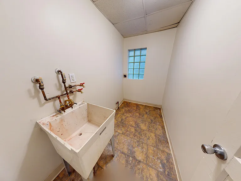 2323 Laplace St — Photo 4