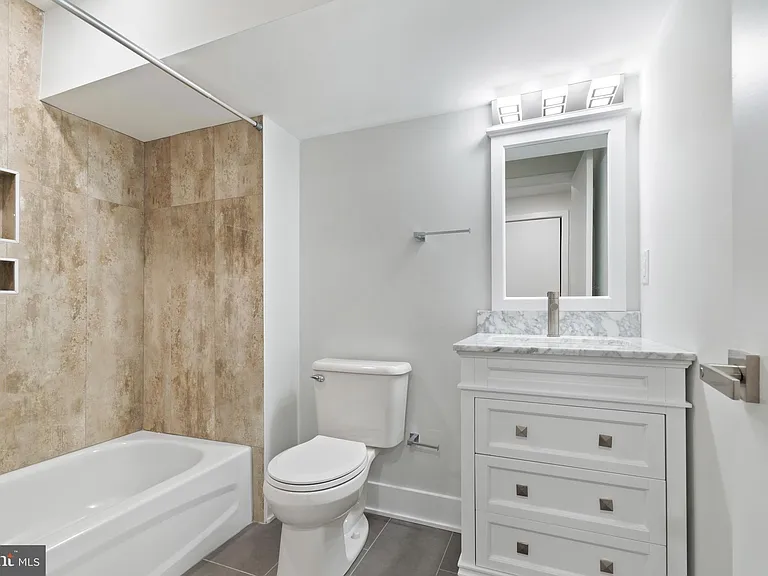 321 W Berks St #1 — Photo 14