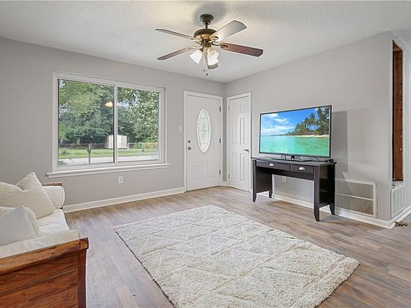 3rd image of 390 Oriole Dr