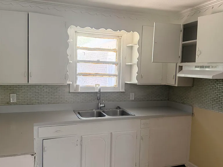 1111 Standish St — Photo 8