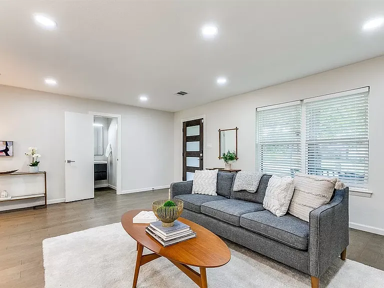 9805 Estate Ln — Photo 6