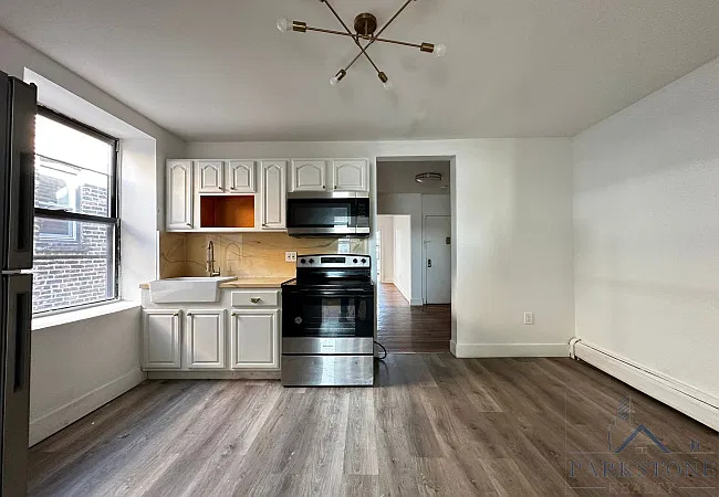 3 bed, 900 sqft, $2,000 — Photo 3