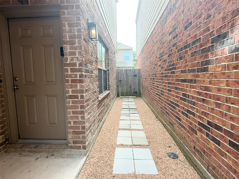 17035 Amarose Dr — Photo 4