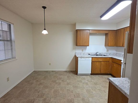 2nd image of 611-615 N Greenwich Ave #613