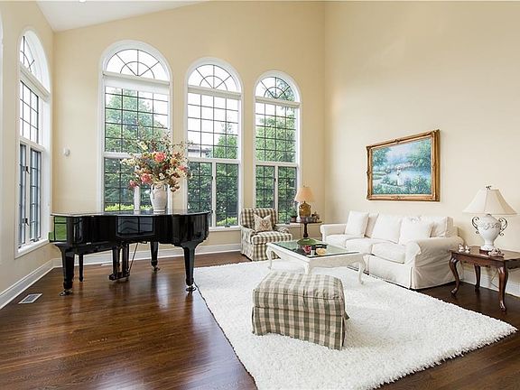 3rd image of 17 Marbourne Dr