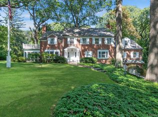 3 Barkers Point Rd, Port Washington, NY 11050