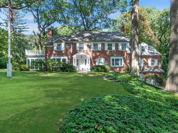 3 Barkers Point Rd, Port Washington, NY 11050