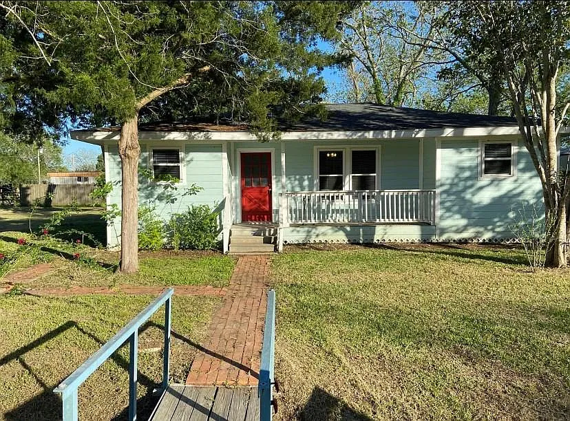 3 bed, 1.0 bath, 1016 sqft, $1,700 — Photo 2