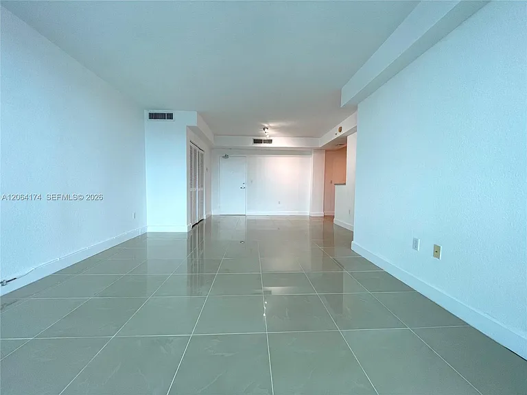 7501 E Treasure Dr #10C — Photo 4