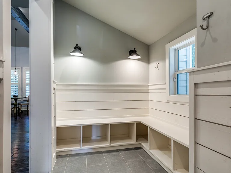 242 E Elmview Pl — Photo 17