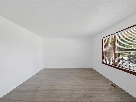 4th image of 992 Osage Dr