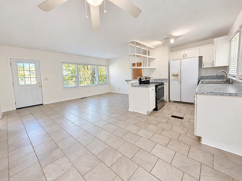 4 bed, 2.0 bath, 1600 sqft, $1,425 — Photo 2