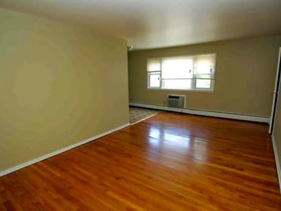 2nd image of 152 S Bridge St #1