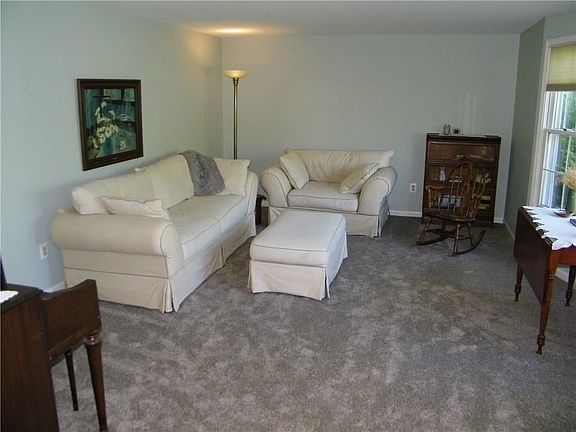 3rd image of 32 Winding Brook Dr