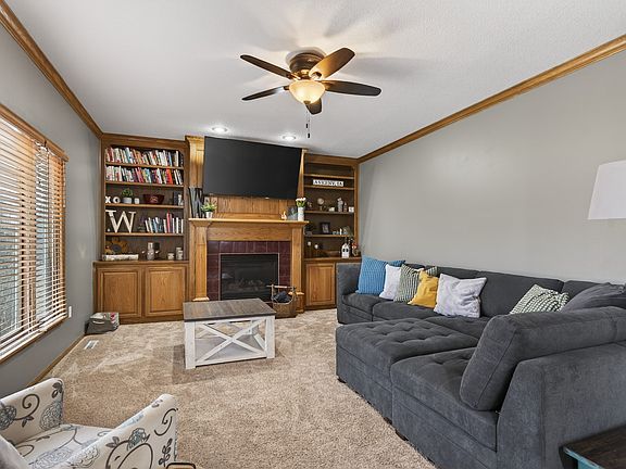 4th image of 905 NE 28th St