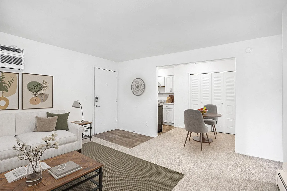 Fairlane Apartments — Photo 4