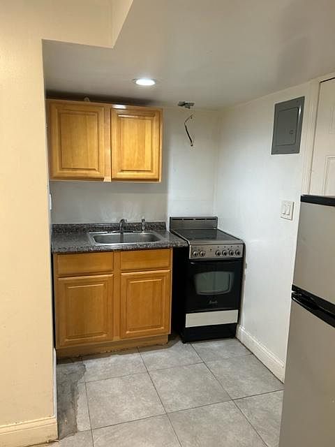 View 1 (entrance & kitchen)