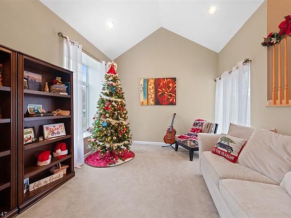 3rd image of 36 Crestwood Cir