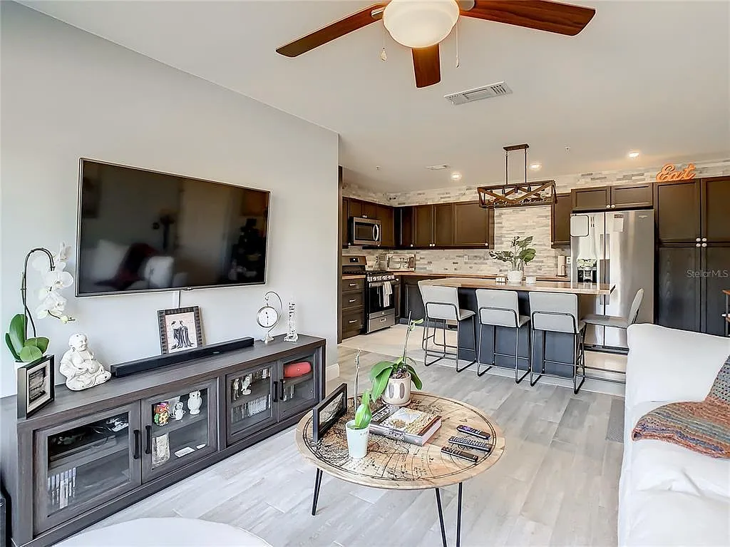 3 bed, 993 sqft, $1,725 — Photo 3