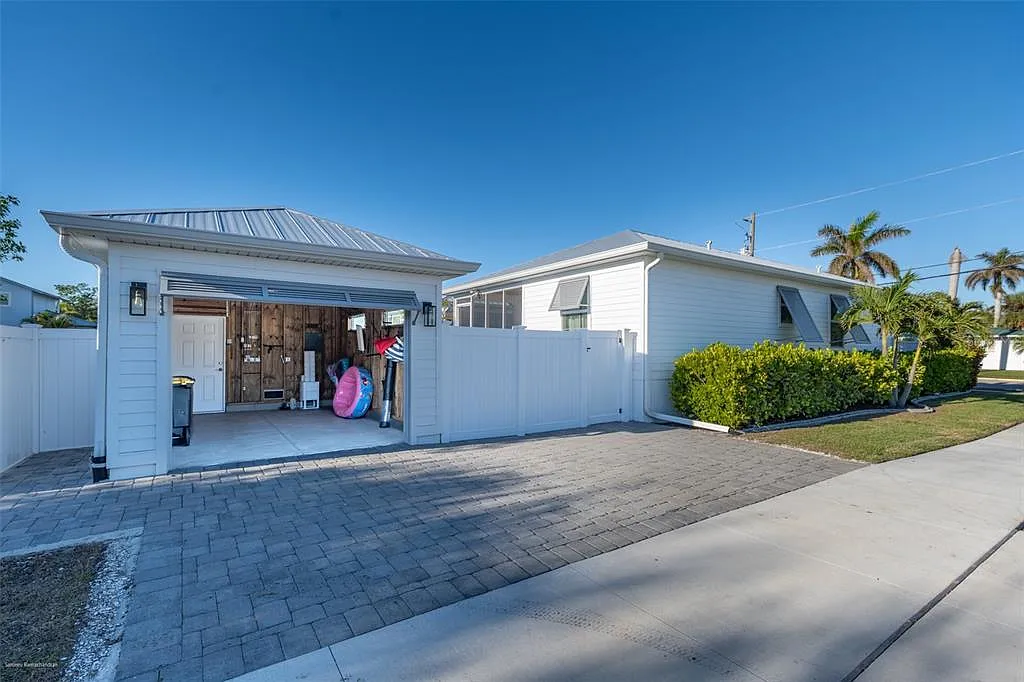 2 bed, 2.0 bath, 1078 sqft, $4,995 — Photo 3