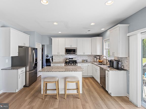 5th image of 35 Crittenden Dr