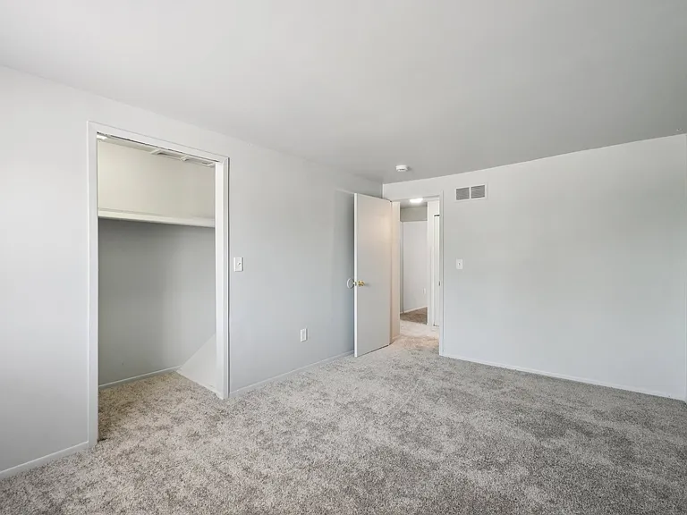 Creekside Apartments — Photo 41