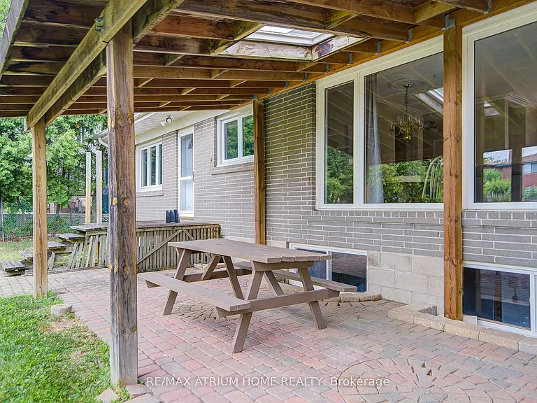 134 Fairglen Ave — Photo 37