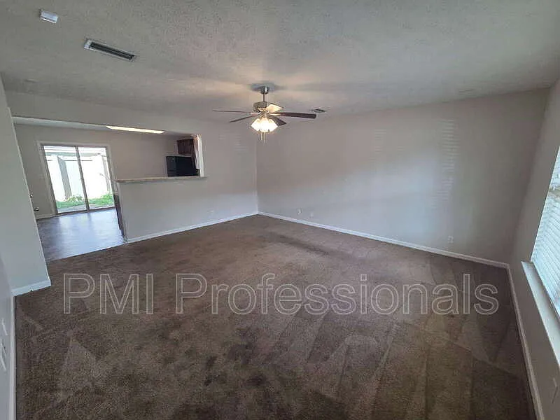3 bed, 2.5 bath, 1279 sqft, $1,799 — Photo 2